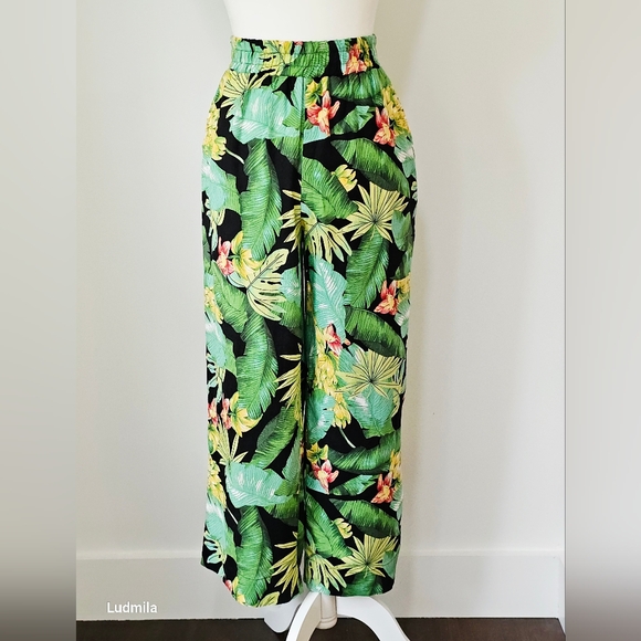 Nicole Miller Pants - NICOLE MILLER New York Size M Women's Green Tropical Print Pull On Cropped Pants